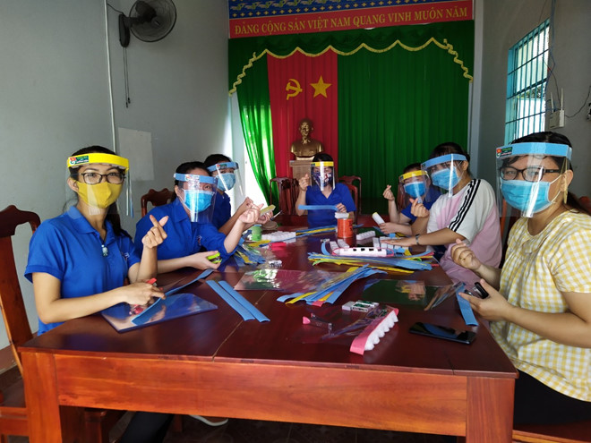 Tấm lòng vàng của nữ tiểu thương tự sản xuất hơn 1000 mặt nạ ngăn dịch tặng bác sĩ chống COVID-19