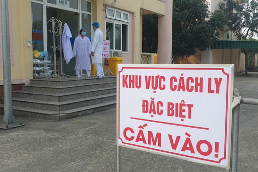 Thai phụ chuyển dạ khi đang cách ly, bác sĩ cân não mổ đẻ đón 3 bé trai non tháng