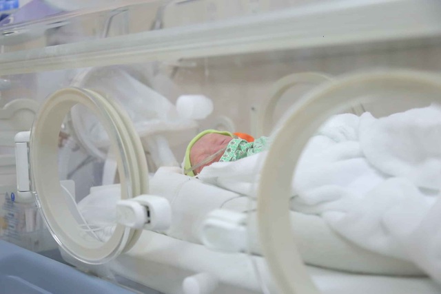 Thai phụ chuyển dạ khi đang cách ly, bác sĩ cân não mổ đẻ đón 3 bé trai non tháng
