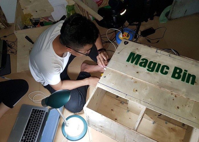 Thùng rác thông minh mang tên Magic Bin được nhóm sinh viên năm nhất sáng chế bán với giá 2-3 triệu