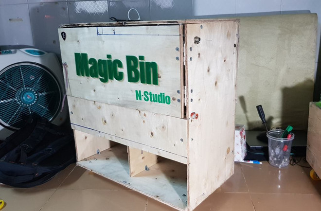 Thùng rác thông minh mang tên Magic Bin được nhóm sinh viên năm nhất sáng chế bán với giá 2-3 triệu