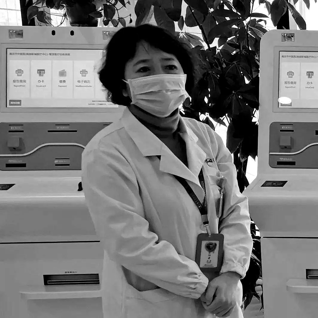 Thương cảm những bác sĩ, cảnh sát qua đời vì kiệt sức trong 'cuộc chiến' chống dịch Covid-19