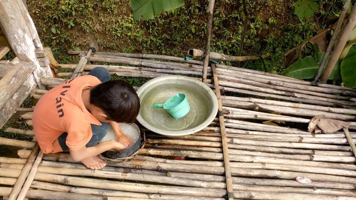 Thương xót phận đời côi cút của cậu bé 10 tuổi lớn lên không biết mặt bố mẹ