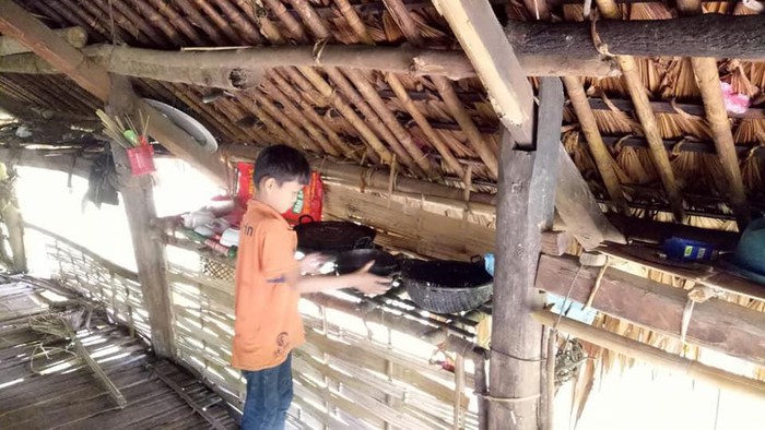 Thương xót phận đời côi cút của cậu bé 10 tuổi lớn lên không biết mặt bố mẹ