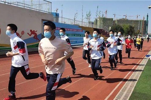 Thường xuyên đeo khẩu trang khi tập thể dục, người đàn ông bị thủng phổi lúc nào không hay