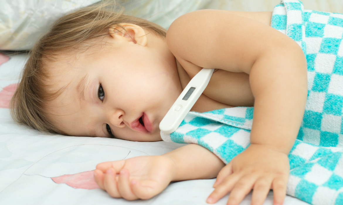 Tiết trời chuyển mùa, phụ huynh nhớ chú ý với 10 triệu chứng cảnh báo bệnh thường gặp ở trẻ