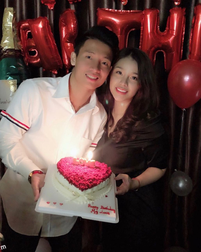 Bùi Tiến Dũng và bạn gái trong ngày sinh nhật. Ảnh FBNV 'Tin buồn' cho hội fan girl: Bùi Tiến Dũng sắp chính thức trở thành ‘chồng người ta’