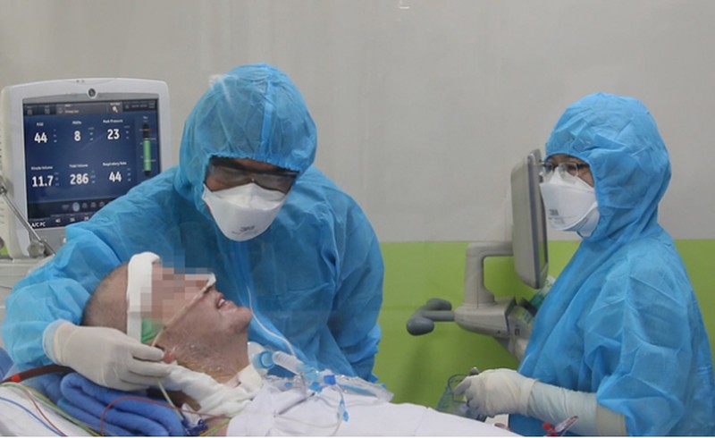 Video phi công người Anh ngồi dậy, tập vận động chân ai nhìn cũng thốt lên: Tự hào bác sĩ Việt Nam!