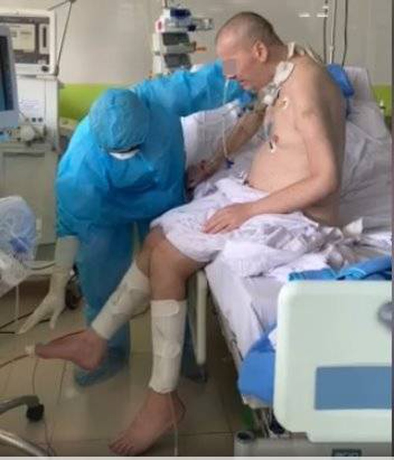 Video phi công người Anh ngồi dậy, tập vận động chân ai nhìn cũng thốt lên: Tự hào bác sĩ Việt Nam!