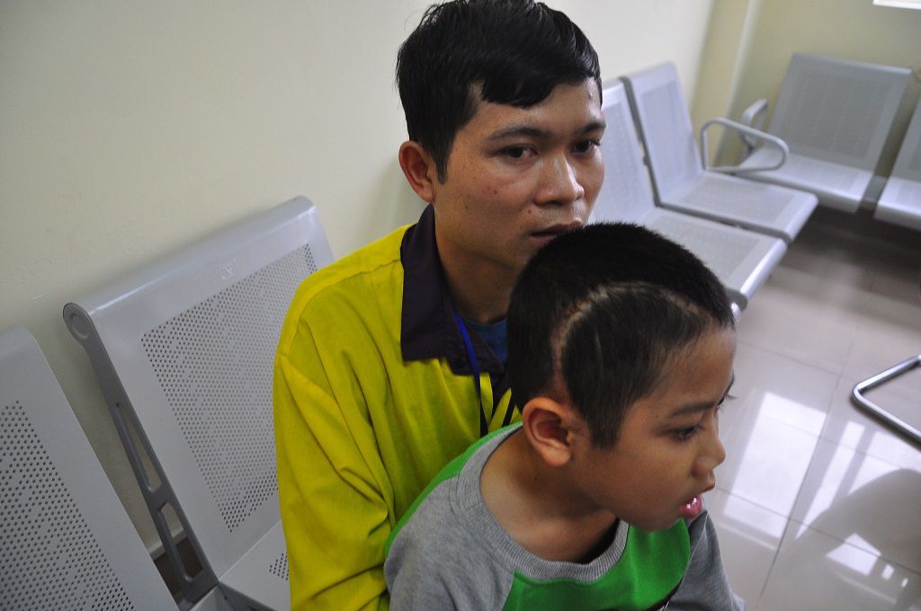 Xót thương cậu bé 9 tuổi bị u não, nhà bị bão lũ cuốn trôi