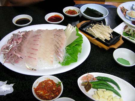 Nghiện ăn gỏi, người đàn ông nhập viện cấp cứu vì hàng nghìn con sán lá gan lúc nhúc trong đường mật