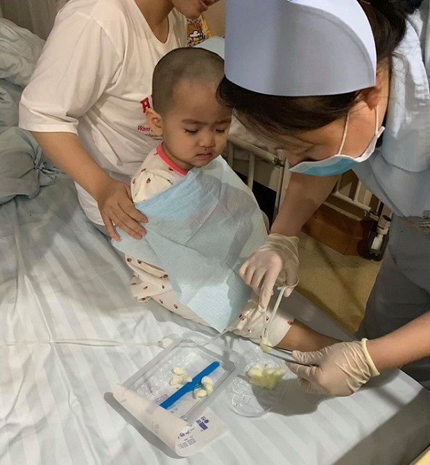 Gian nan hành trình chạy chữa ung thư máu cho bé 2 tuổi: An Nhiên ơi sao con bản lĩnh thế!