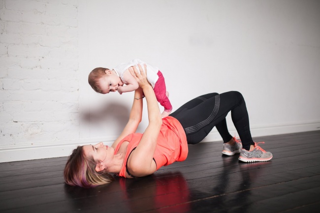 Bà mẹ 3 con chia sẻ các bài tập tại nhà giúp lấy lại vóc dáng nhanh chóng
