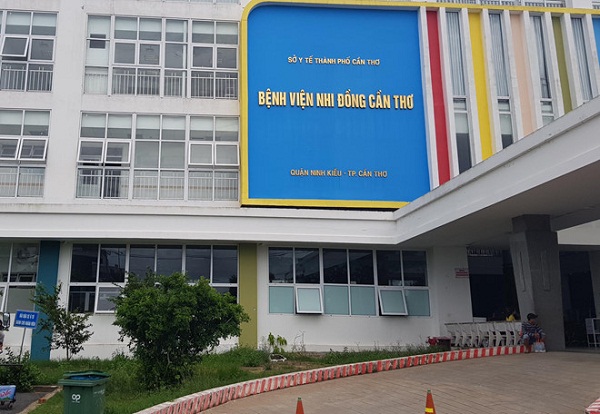 Bác sĩ cưa ốc kim loại “giải cứu” dương vật bé trai 11 tuổi