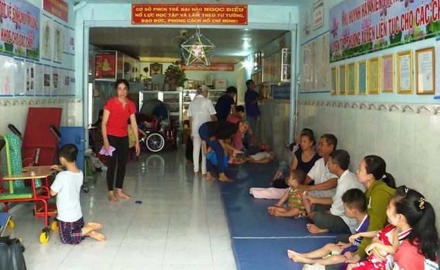 Cảm phục nữ bác sĩ u80 suốt 15 năm điều trị miễn phí cho gần 5000 trẻ em bại não