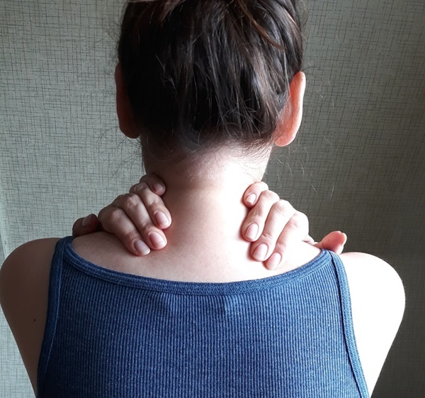 Trị gọn chứng đau cổ tại nhà với bài tập massge siêu đơn giản