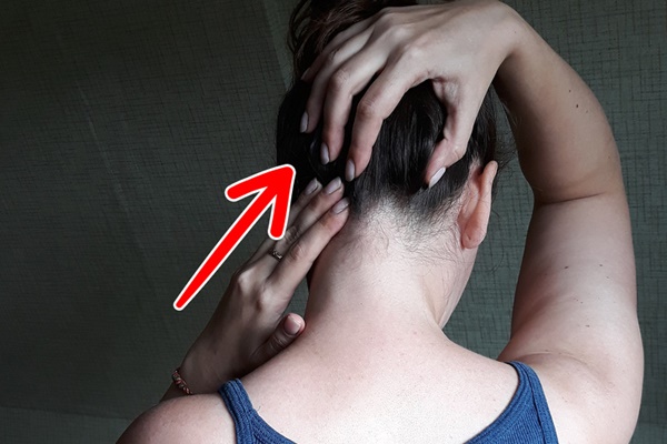 Trị gọn chứng đau cổ tại nhà với bài tập massge siêu đơn giản