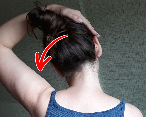 Trị gọn chứng đau cổ tại nhà với bài tập massge siêu đơn giản