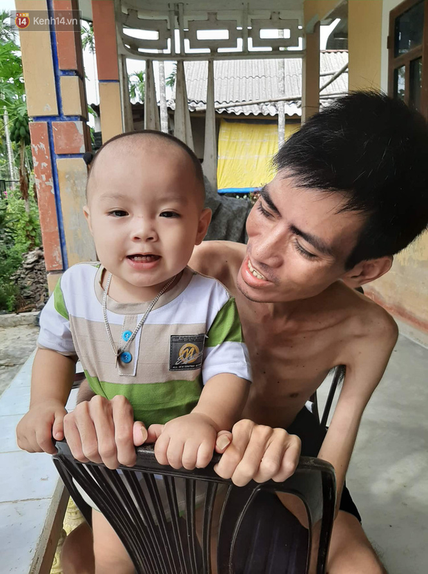 Cảm thương người cha trẻ mắc bệnh hiểm cố sống chờ ngày ghép thận cho con