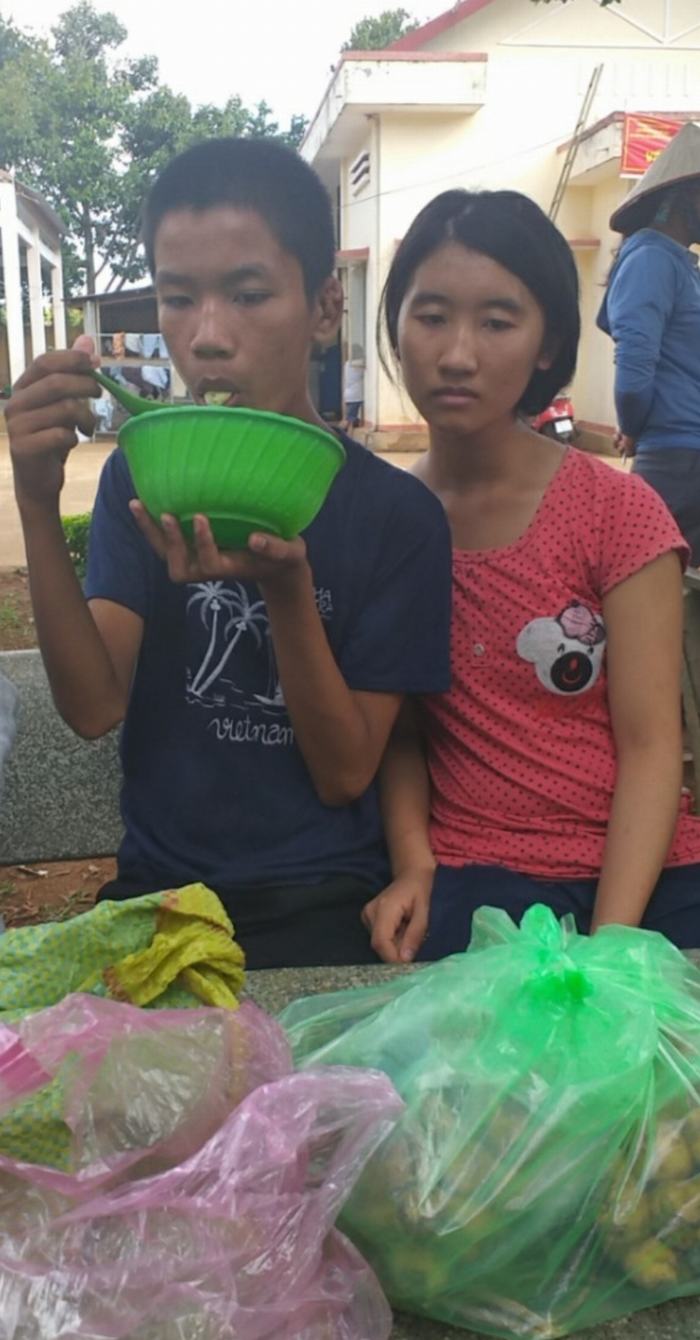 Lỗi khốn khổ đè nặng lên đôi vai của người mẹ 3 đứa con thì 1 đứa bị ung thư và 2 đưa bị thần kinh