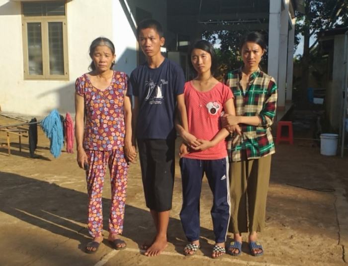 4 mẹ con bà Võ Thị Khuyến Lỗi khốn khổ đè nặng lên đôi vai của người mẹ 3 đứa con thì 1 đứa bị ung thư và 2 đưa bị thần kinh