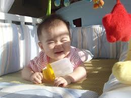 Những lợi ích không ngờ việc tắm nắng cho trẻ sơ sinh