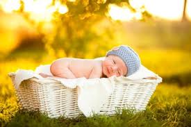 Những lợi ích không ngờ việc tắm nắng cho trẻ sơ sinh