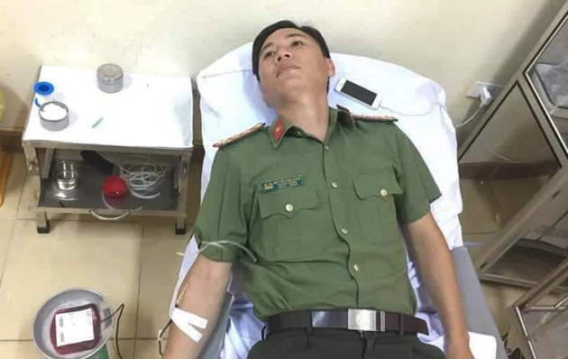 Xúc động 2 sĩ quan Công an vượt 60km hiến máu cứu cụ bà 89 tuổi qua cơn nguy kịch