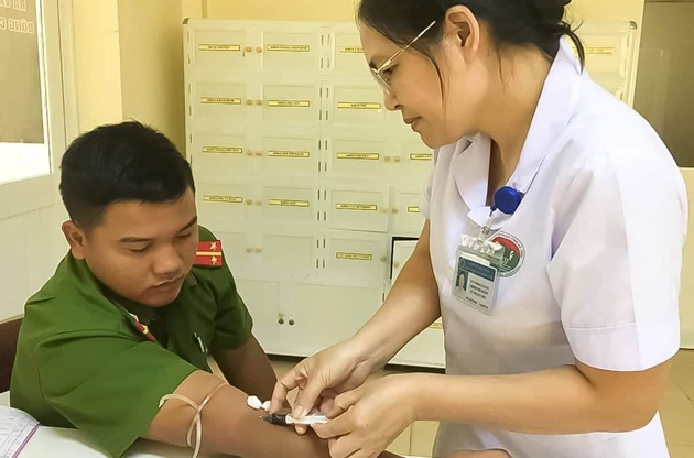 Xúc động 2 sĩ quan Công an vượt 60km hiến máu cứu cụ bà 89 tuổi qua cơn nguy kịch