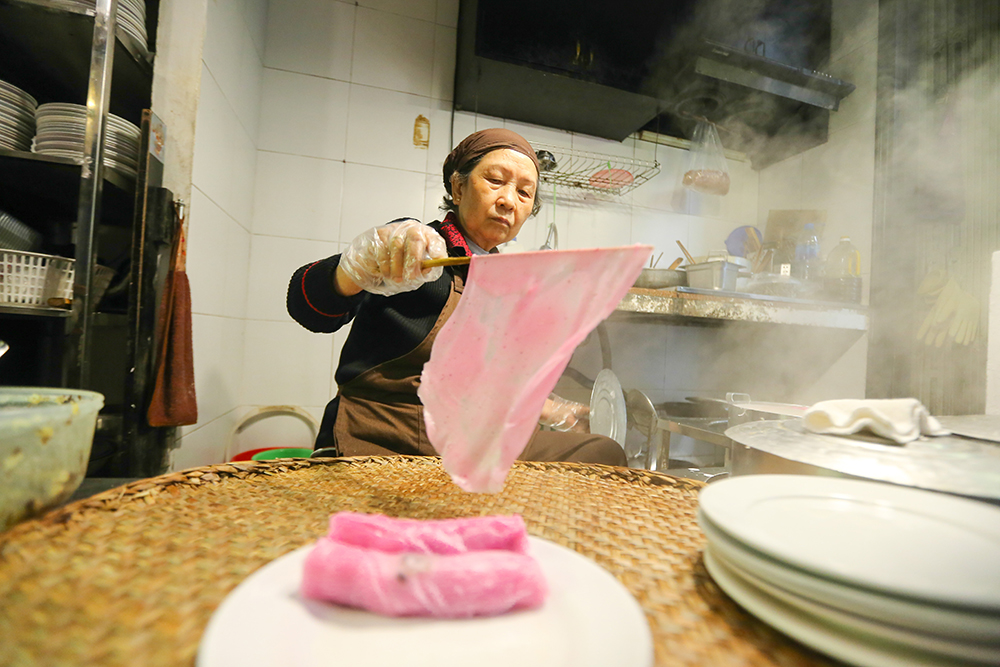 Có gì trong món bánh cuốn thanh long khiến nhiều người 