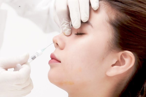 Thiếu nữ 15 tuổi mù vĩnh viễn mắt trái sau khi tiêm filler nâng mũi tại spa gần nhà