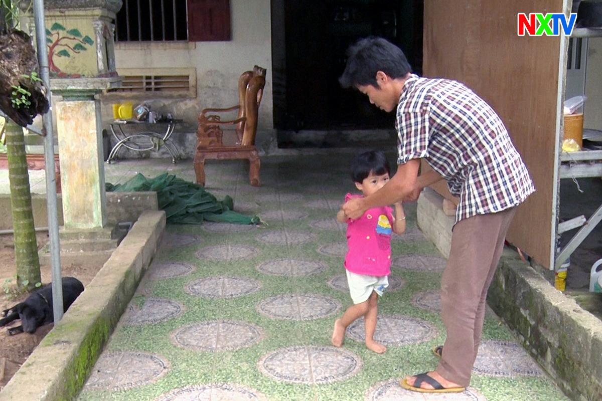 Chuyện lạ ở Hà Tĩnh: Bé gái 3 tuổi tật nguyền, chưa đi học đã đọc sách báo như người lớn Chuyện lạ ở Hà Tĩnh: Bé gái 3 tuổi tật nguyền, chưa đi học đã đọc sách báo như người lớn