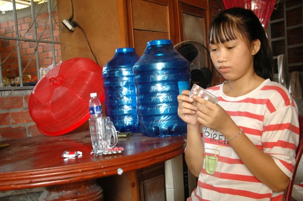 Vươn qua bệnh tật, cô học trò nghèo trúng tuyển Cao đẳng Y khiến nhiều người khâm phục