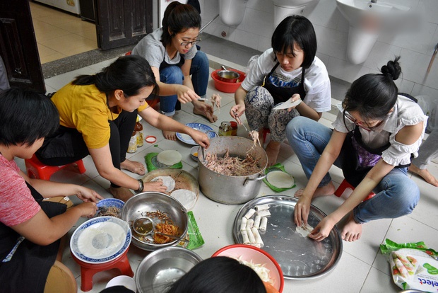 Bếp sẻ chia: Căn bếp ấm cúng miễn phí cho trẻ em nghèo Sài Gòn của chàng trai 27 tuổi