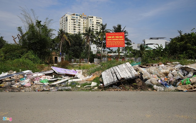 Đoạn đường vắng chưa thi công ngang nhiên trở thành bãi rác thải của người dân. Nguồn: Zing News