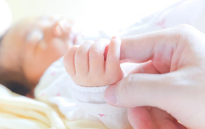 Bố bán con gái 3 tháng tuổi lấy tiền mua điện thoại, xe máy Bố bán con gái 3 tháng tuổi lấy tiền mua điện thoại, xe máy