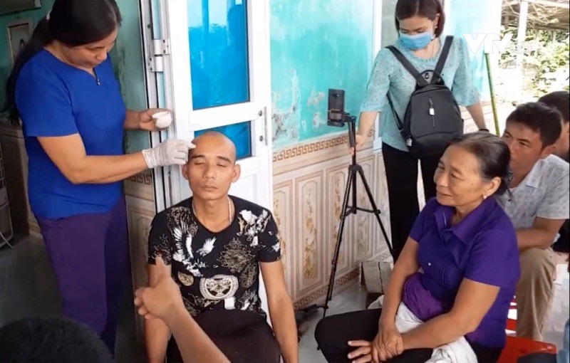 Bác sĩ nói gì về phương pháp 'bắt sâu chữa viêm xoang' đang gây sốt tại Phú Thọ Bác sĩ nói gì về phương pháp 'bắt sâu chữa viêm xoang' đang gây sốt tại Phú Thọ