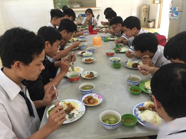 Ấm áp những bữa cơm tình thương tiếp sức cho các em học sinh ngày cận Tết