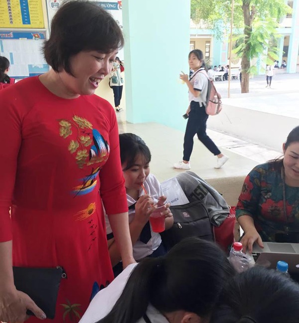 Ấm áp những bữa cơm tình thương tiếp sức cho các em học sinh ngày cận Tết