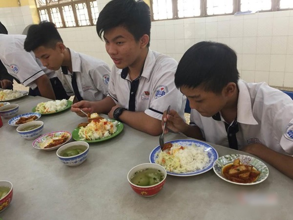 Ấm áp những bữa cơm tình thương tiếp sức cho các em học sinh ngày cận Tết