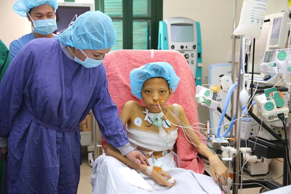 Hành trình 10 tháng giành lại sự sống của chàng trai 18 tuổi chỉ nặng 25kg vì hỏng toàn bộ phổi Hành trình 10 tháng giành lại sự sống của chàng trai 18 tuổi chỉ nặng 25kg vì hỏng toàn bộ phổi