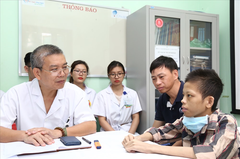 Hành trình 10 tháng giành lại sự sống của chàng trai 18 tuổi chỉ nặng 25kg vì hỏng toàn bộ phổi Hành trình 10 tháng giành lại sự sống của chàng trai 18 tuổi chỉ nặng 25kg vì hỏng toàn bộ phổi