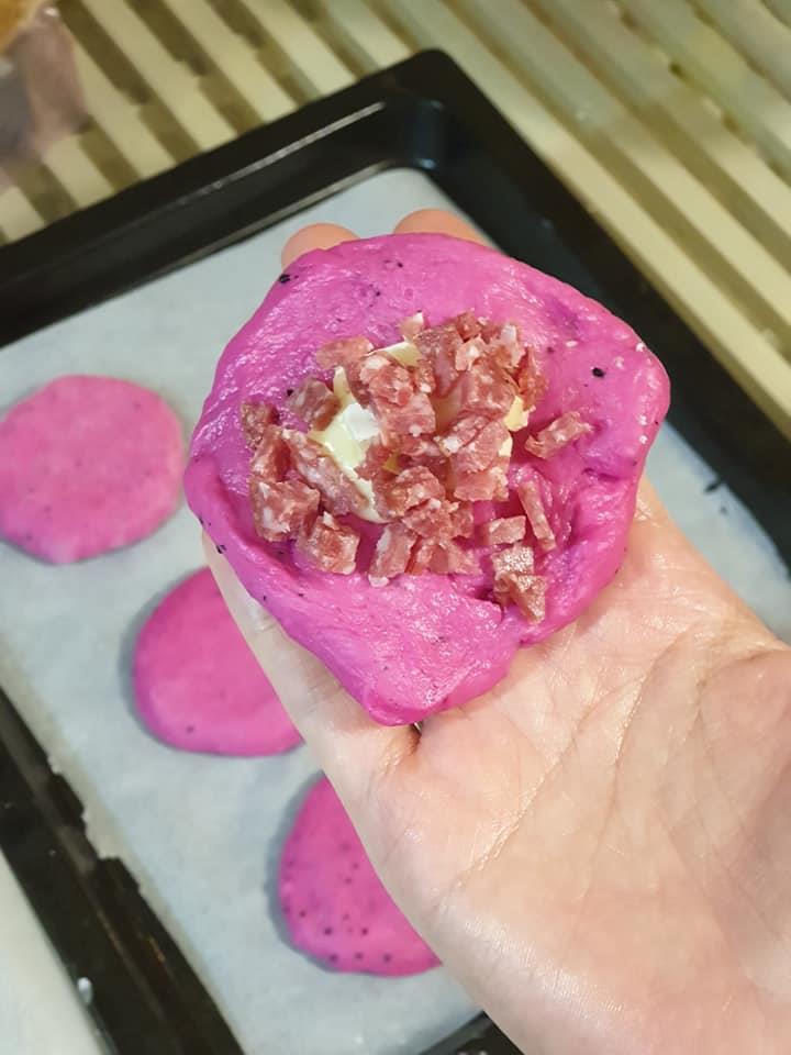 Mách chị em nội trợ công thức làm bánh mì thanh long `giải cứu` hót nhất những ngày qua