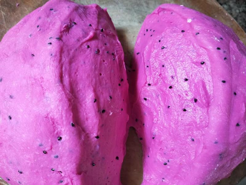 Mách chị em nội trợ công thức làm bánh mì thanh long `giải cứu` hót nhất những ngày qua