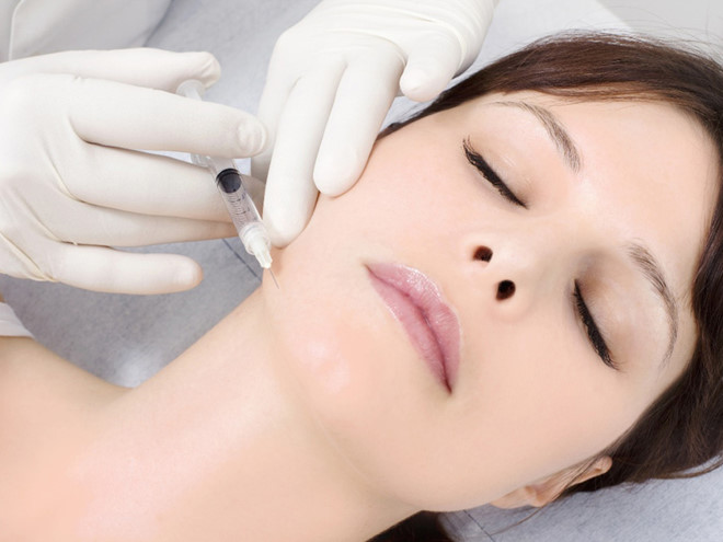 Cận cảnh quy trình phẫu thuật căng da mặt, chống chỉ định người yếu tim