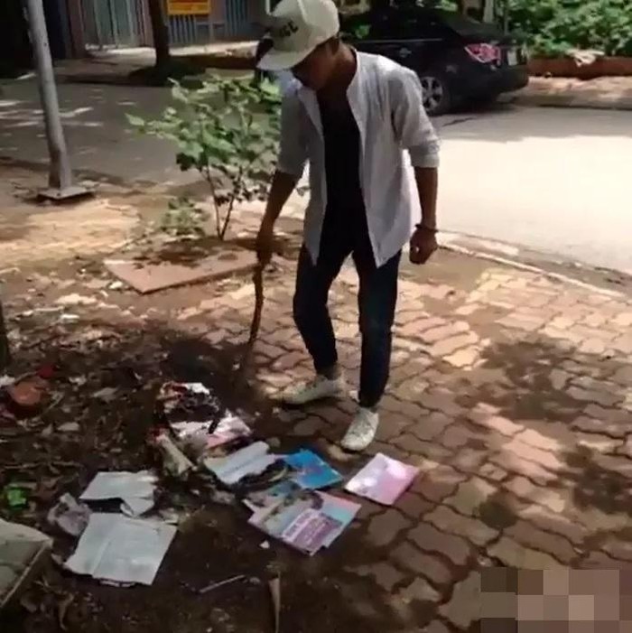 Cảnh tượng sách vở rơi vãi đầy đường sau ngày thi vào lớp 10 Cảnh tượng sách vở rơi vãi đầy đường sau ngày thi vào lớp 10