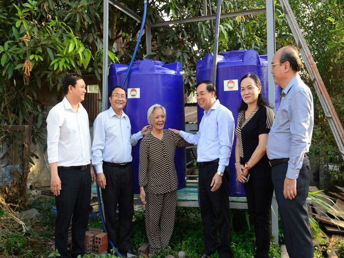 Cảm động người đàn ông chi gần 200 triệu mua máy lọc nước mặn thành ngọt cho người dân dùng miễn phí Cảm động người đàn ông chi gần 200 triệu mua máy lọc nước mặn thành ngọt cho người dân dùng miễn phí
