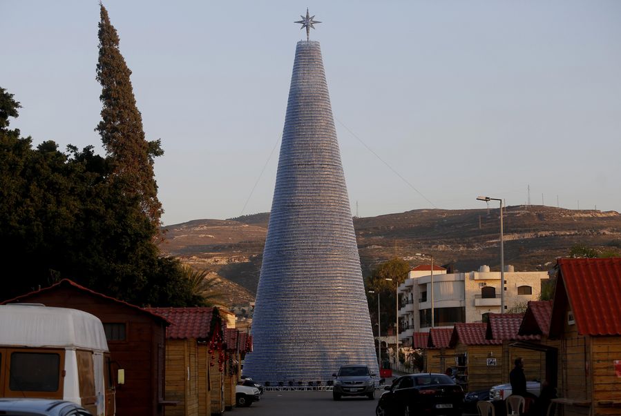 Choáng ngợp với cây thông Noel khổng lồ, làm từ chai nhựa đạt kỷ lục Guinness thế giới
