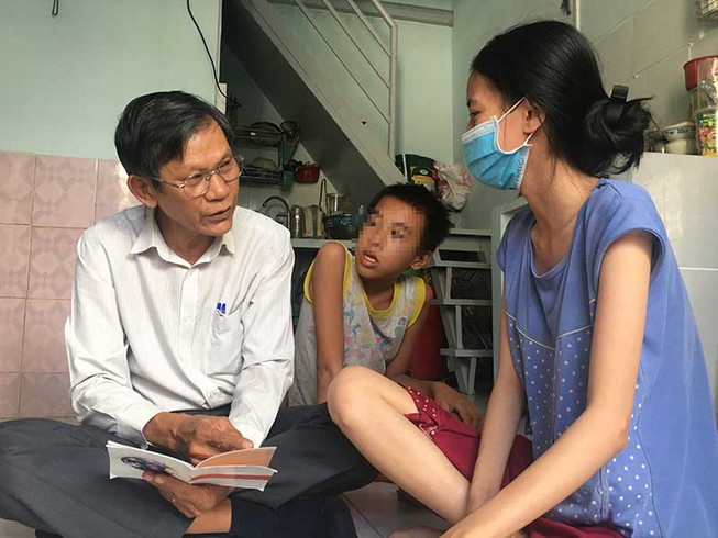 Chẳng sợ nguy cơ nhiễm bệnh, bác sĩ già vẫn tận tụy với bệnh nhân lao suốt 30 năm qua