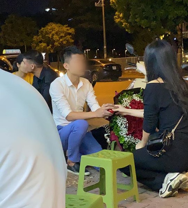 Chàng trai vứt nhẫn bỏ đi sau khi tỏ tình với crush không thành